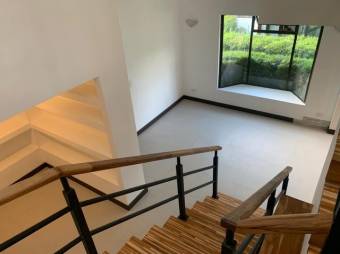 se alquila espacioso apartamento con terraza en San Rafael de Escazú 24-458