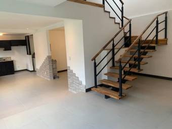 se alquila espacioso apartamento con terraza en San Rafael de Escazú 24-458