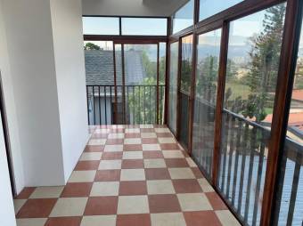 se alquila espacioso apartamento con terraza en San Rafael de Escazú 24-458