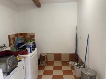 se alquila espacioso apartamento con terraza en San Rafael de Escazú 24-458