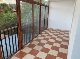 se alquila espacioso apartamento con terraza en San Rafael de Escazú 24-458