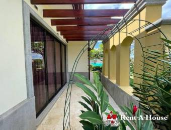 Se vende espaciosa casa con patio y terraza en Guácima de Alajuela 24-629