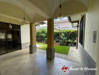 Se vende espaciosa casa con patio y terraza en Guácima de Alajuela 24-629