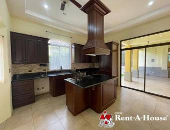 Se vende espaciosa casa con patio y terraza en Guácima de Alajuela 24-629