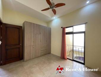 Se vende espaciosa casa con patio y terraza en Guácima de Alajuela 24-629