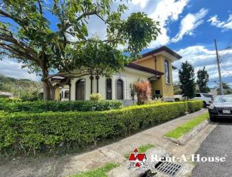 Se vende espaciosa casa con patio y terraza en Guácima de Alajuela 24-629