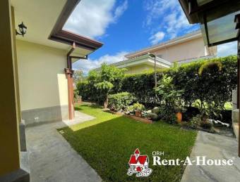 Se vende espaciosa casa con patio y terraza en Guácima de Alajuela 24-629