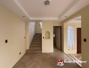 Se vende espaciosa casa con patio y terraza en Guácima de Alajuela 24-629