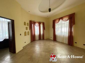 Se vende espaciosa casa con patio y terraza en Guácima de Alajuela 24-629