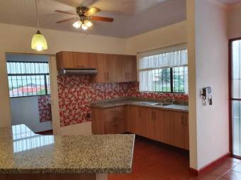 Se vende propiedad con lujosa casa y 2 apartamentos en Santo domingo de Heredia 23-