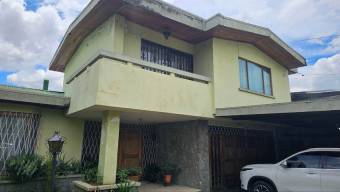 Se vende espaciosa casa con uso de suelo mixto en San Pedro de Montes de Oca 24-574