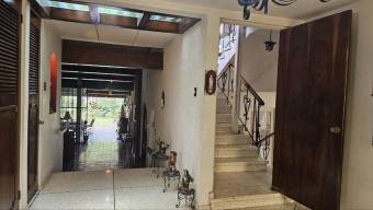 Se vende espaciosa casa con uso de suelo mixto en San Pedro de Montes de Oca 24-574