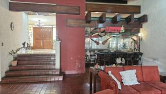 Se vende espaciosa casa con uso de suelo mixto en San Pedro de Montes de Oca 24-574