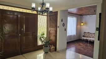 Se vende espaciosa casa con uso de suelo mixto en San Pedro de Montes de Oca 24-574