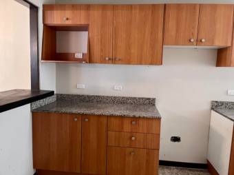 Se vende propiedad con 1 casa y 2 apartamentos con uso de suelo mixto en Los Yoses 23-1409