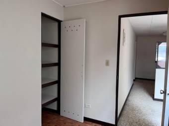 Se vende propiedad con 1 casa y 2 apartamentos con uso de suelo mixto en Los Yoses 23-1409