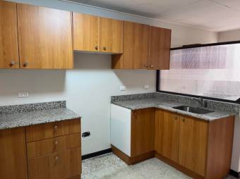 Se vende propiedad con 1 casa y 2 apartamentos con uso de suelo mixto en Los Yoses 23-1409