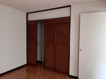 Se vende propiedad con 1 casa y 2 apartamentos con uso de suelo mixto en Los Yoses 23-1409