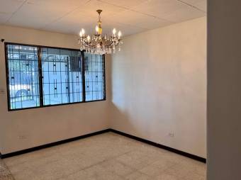 Se vende propiedad con 1 casa y 2 apartamentos con uso de suelo mixto en Los Yoses 23-1409