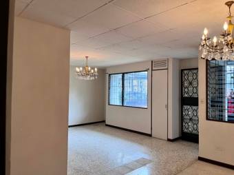 Se vende propiedad con 1 casa y 2 apartamentos con uso de suelo mixto en Los Yoses 23-1409