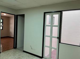 Se vende propiedad con 1 casa y 2 apartamentos con uso de suelo mixto en Los Yoses 23-1409