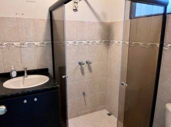 Se vende propiedad con 1 casa y 2 apartamentos con uso de suelo mixto en Los Yoses 23-1409