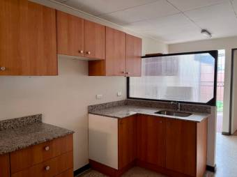 Se vende propiedad con 1 casa y 2 apartamentos con uso de suelo mixto en Los Yoses 23-1409