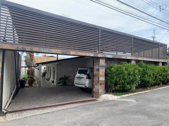 Se vende espaciosa casa recién renovada en Brasil de Santa Ana 24-473