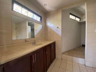 Se vende espaciosa casa con uso de suelo mixto en Santa Ana 23-1509