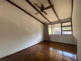 Se vende espaciosa casa con uso de suelo mixto en Santa Ana 23-1509