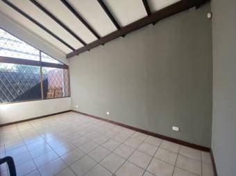 Se vende espaciosa casa con uso de suelo mixto en Santa Ana 23-1509