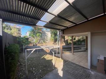 Se vende espaciosa casa con uso de suelo mixto en Santa Ana 23-1509