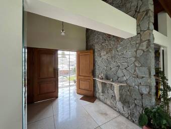 Se vende hermosa y espaciosa casa con patio en San  Vicente de Moravia 24-403