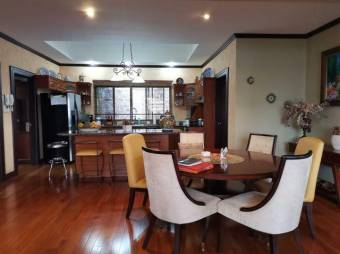 Se vende espaciosa casa para inversión  con patio en San Rafael de Escazú 23-516