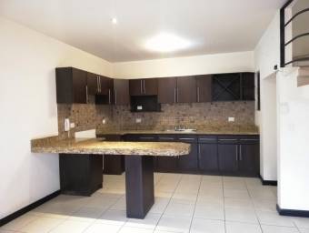 Se vende espaciosa casa con balcón en San Pedro de Montes de Oca 23-2249