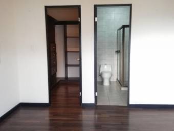 Se vende espaciosa casa con balcón en San Pedro de Montes de Oca 23-2249