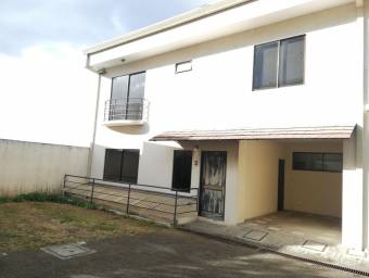 Se vende espaciosa casa con balcón en San Pedro de Montes de Oca 23-2249