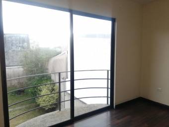 Se vende espaciosa casa con balcón en San Pedro de Montes de Oca 23-2249