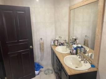 Se vende espaciosa casa en condominio de San Rafael de Montes de Oca 24-512