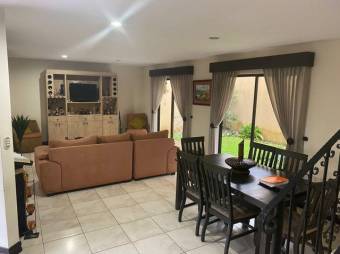 Se vende espaciosa casa en condominio de San Rafael de Montes de Oca 24-512