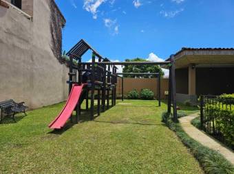 Se vende espaciosa casa en condominio de San Rafael de Montes de Oca 24-512