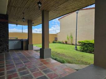 Se vende espaciosa casa en condominio de San Rafael de Montes de Oca 24-512