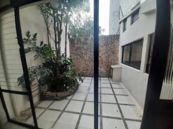 Se vende moderna casa con patio en San Rafael de Escazú 23-3096  