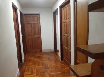 Se vende moderna casa con patio en San Rafael de Escazú 23-3096  