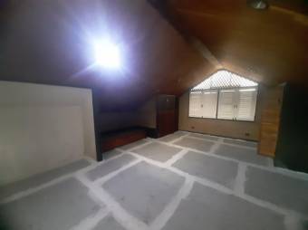 Se vende moderna casa con patio en San Rafael de Escazú 23-3096  