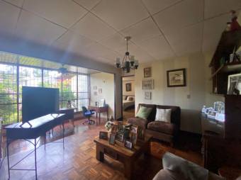 Se vende espaciosa casa con gran lote en San Rafael de Escazú 23-2989