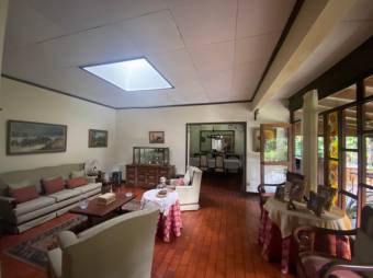 Se vende espaciosa casa con gran lote en San Rafael de Escazú 23-2989