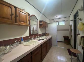 Se vende espaciosa casa con gran lote en San Rafael de Escazú 23-2989