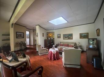 Se vende espaciosa casa con gran lote en San Rafael de 