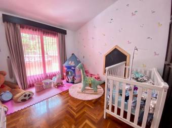 Se vende moderna y espaciosa casa con patio en San Rafael de Escazú 24-57